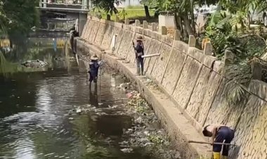 Bersihkan Aliran Sungai Batak, Dinas PUPR Pekanbaru Minimalisir Risiko Banjir