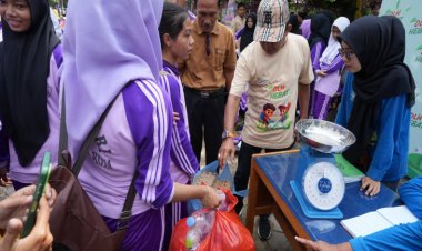 Gencarkan Program  Bank Sampah, DLH Kampar Turun ke SMAN 1 Bangkinang Timbang Sampah Siswa 