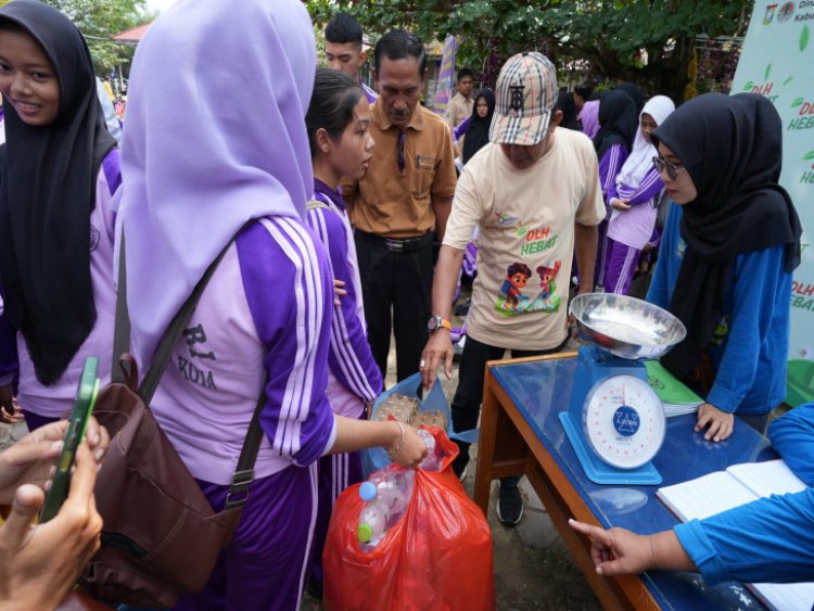 Gencarkan Program  Bank Sampah, DLH Kampar Turun ke SMAN 1 Bangkinang Timbang Sampah Siswa 