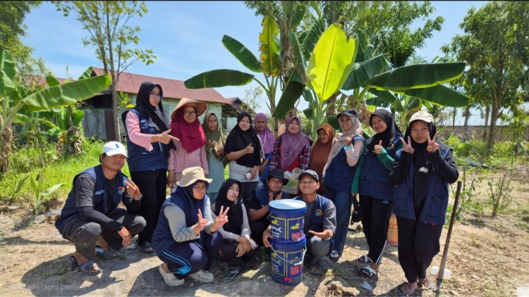 Kampanyekan Pertanian Ramah Lingkungan, Mahasiswa Faperta UNRI ajak Warga Palas Latihan Buat Pupuk Organik