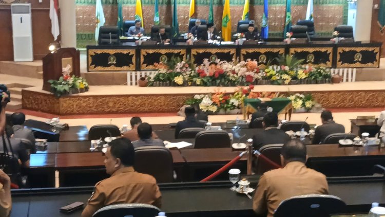 DPRD Riau Sampaikan 18 Catatan RPJMD ke Gubernur Riau 