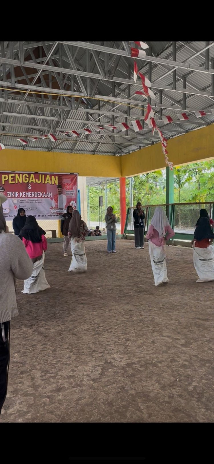 Mahasiswa KKN-MAs Kelompok 100 UMRI Turut Semarakkan Peringatan HUT ke-80 RI di Desa Rawang Kao Barat