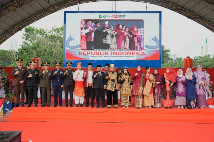 Tegaskan Semangat Persatuan dan Kesatuan, Wakil Wali Kota Dumai dan Istri Pakai Pakaian Adat Minang