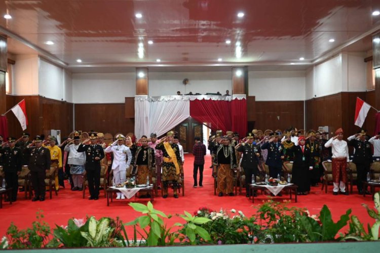 Ikuti Upacara Peringatan Detik-Detik Proklamasi, Wali Kota Dumai H Paisal dan Istri Pakai Pakaian Adat Melayu