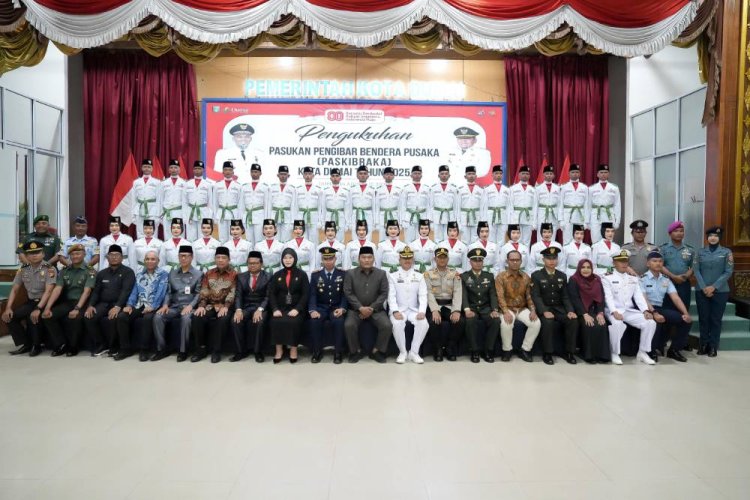 Wawako Dumai Sugiyarto Kukuhkan 35 Anggota Paskibraka Kota Dumai Tahun 2025