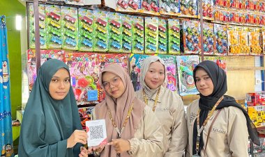 Mahasiswa KKN-MAs Kelompok 100 UMRI Bantu Pelaku UMKM di Rawang Kao Barat Buat QRIS