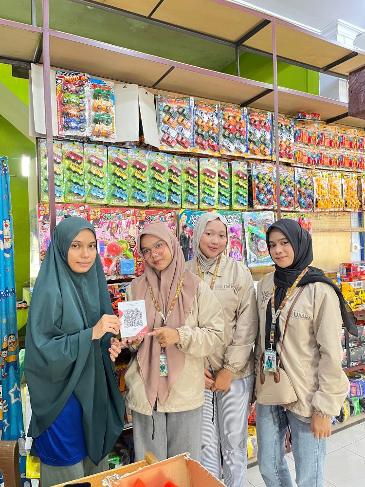 Mahasiswa KKN-MAs Kelompok 100 UMRI Bantu Pelaku UMKM di Rawang Kao Barat Buat QRIS