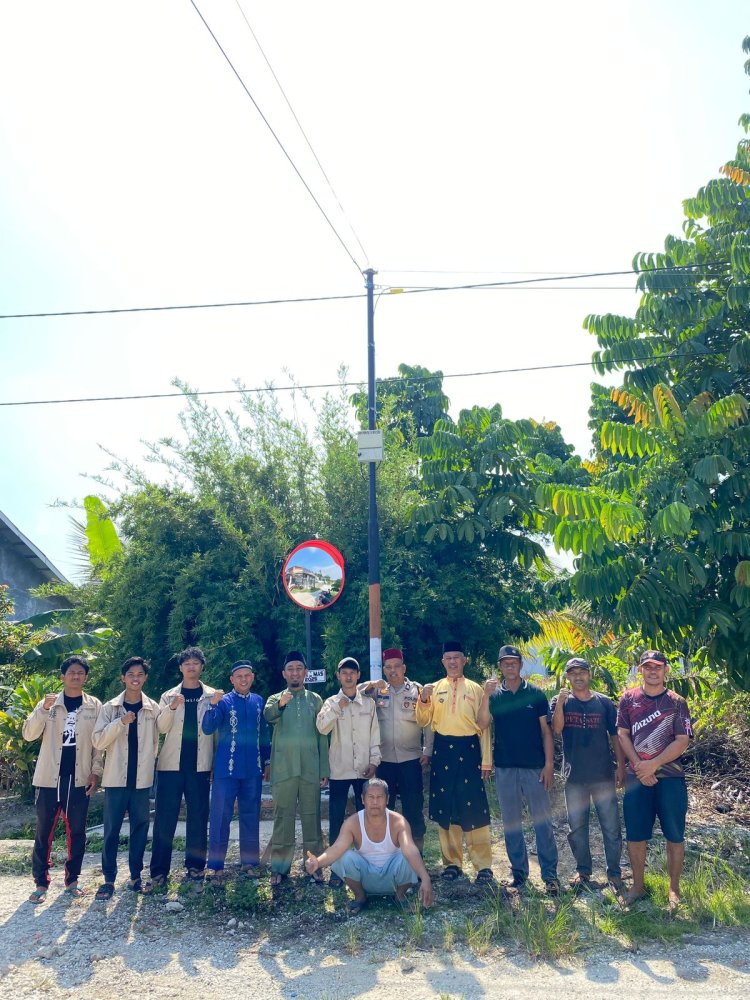 Peduli Keselamatan Pengguna Jalan Desa Rawang Kao Barat, Mahasiswa KKN-MAs Kelompok 100 UMRI Pasang Kaca Cembung