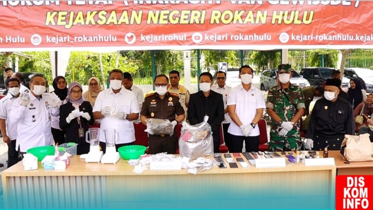 Bupati dan Kajari Rohul Musnahkan Barang Bukti Tipidum