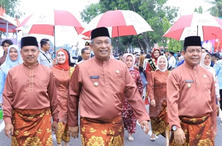 Bupati dan Wakil Bupati Rohul Ikuti Pawai Taaruf MTQ ke-43 Riau, Jalan Kaki 4 Km Bersama Peserta