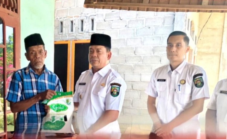 Wabup Rohul Syafaruddin Poti Kunjungi dan Salurkan Bantuan Kepada Korban Kebakaran Rumah di Desa Huta Padang
