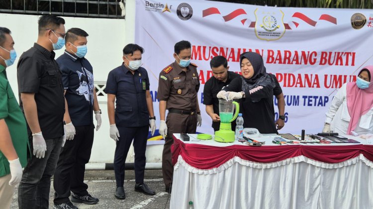 Kejari Teluk Kuantan Singingi Musnahkan Barang Bukti Perkara