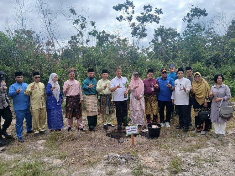 Pimpin Tanam Pohon di SMPN 44, Wawako Pekanbaru Kampanyekan Program Green City