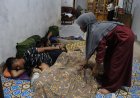 Satgas TMMD ke-127 Kodim 0301/Pekanbaru di Beristirahat di Rumah Warga Tuah Negeri, Imayenis Jadi Ibu Asuh Prajurit TNI