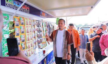 Wali Kota Pekanbaru Agung Nugroho Serahkan Belasan Gerobak Bantuan Untuk Pelaku UMKM di Tepi Sungai Siak