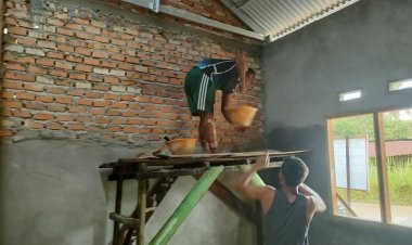 Tetap Semangat Saat Ramadhan, Satgas TMMD ke-127 Kodim 0301/Pekanbaru Gesa Plaster Dalam Rumah Anismar di Kelurahan Tuah Negeri, Progres 69 Persen