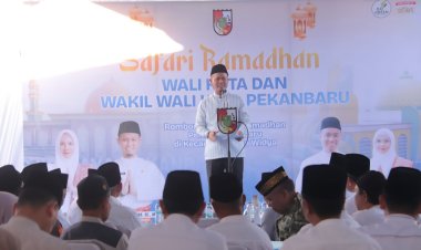 Wako dan Wawako Pekanbaru Safari Ramadan ke Kecamatan Binawidya, Serahkan Bantuan Pembangunan Masjid Al Ikram Rp100 juta