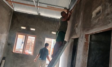 Progres Pembangunan Rumah Yudarfis 77 Persen, Satgas TMMD Ke-127 Kodim 0301/Pekanbaru Pasang Rangka Plafon