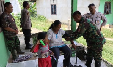 Ibu-ibu Antusias Ikut Cek Tensi, Satgas TMM ke-127 Kodim 0301/Pekanbaru Dekatkan Layanan Kesehatan ke Warga Kelurahan Sialang Sakti