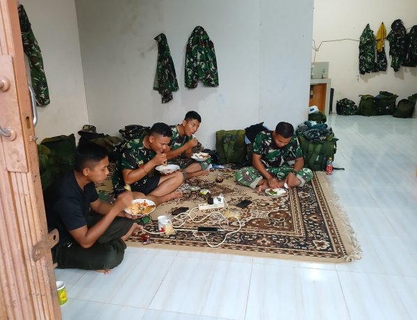 Kehangatan di Tengah Pengabdian, Satgas TMMD Kodim 0301/Pekanbaru Makan Siang Bersama Warga Kelurahan Tuah Negeri