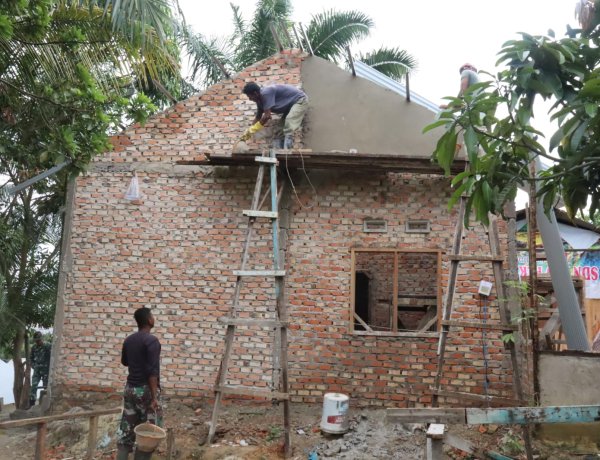 Bakti di Bulan Ramadhan, Satgas TMMD ke-127 Kodim 0301/Pekanbaru Percepat Pembangunan Rumah Yudarfis