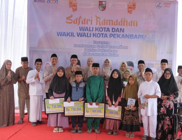 Safari Ramadan di Kulim, Wako Agung Serahkan Rp100 Juta dan Smart TV