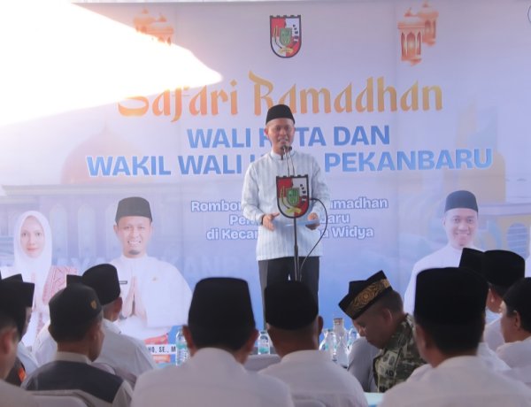 Wako dan Wawako Pekanbaru Safari Ramadan ke Kecamatan Binawidya, Serahkan Bantuan Pembangunan Masjid Al Ikram Rp100 juta