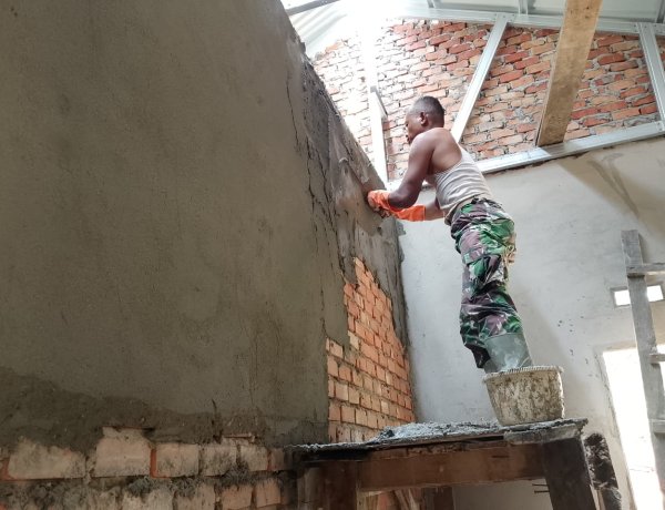 Tetes Keringat Satgas TMMD ke-127 Kodim 0301/Pekanbaru Bawa Berkah Rumah untuk Sarianis di Kelurahan Tuah Negeri