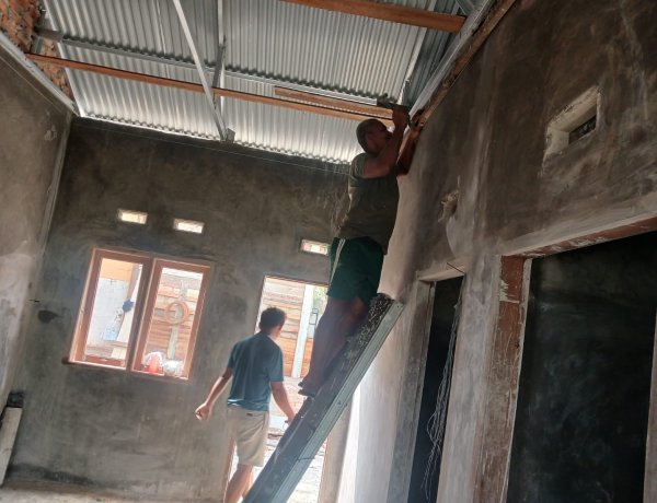 Progres Pembangunan Rumah Yudarfis 77 Persen, Satgas TMMD Ke-127 Kodim 0301/Pekanbaru Pasang Rangka Plafon