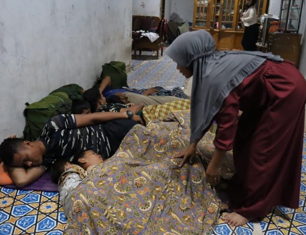 Satgas TMMD ke-127 Kodim 0301/Pekanbaru di Beristirahat di Rumah Warga Tuah Negeri, Imayenis Jadi Ibu Asuh Prajurit TNI