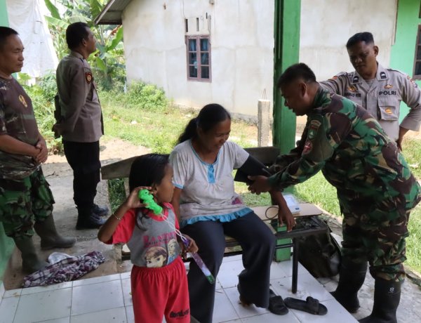 Ibu-ibu Antusias Ikut Cek Tensi, Satgas TMM ke-127 Kodim 0301/Pekanbaru Dekatkan Layanan Kesehatan ke Warga Kelurahan Sialang Sakti