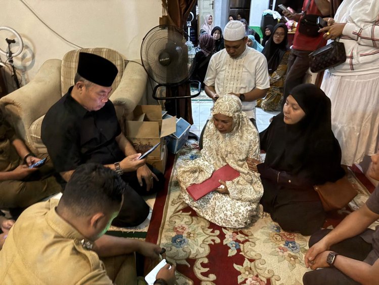 Utus Pj Sekda Pekanbaru Ingot Ahmad Hutasuhut ke Rumah Korban Jambret, Wako Sampaikan Duka Cita Mendalam