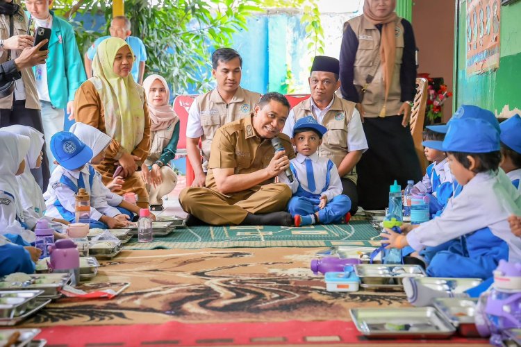 Wawako Markarius Anwar Ajak Anak-anak Gemar Makan Sayur, Tinjau Penyaluran MBG di TK Negeri 6 Pekanbaru