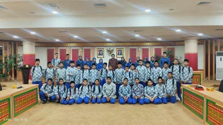 Siswa SMP Al Huda Pelalawan Berkunjung ke DPRD Riau