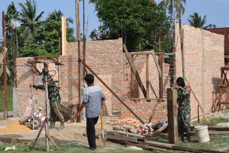 Satgas TMMD ke-127 Kodim 0301/Pekanbaru Bangun Rumah Warga Kelurahan Sialang Sakti, Tumbuhkan Semangat Gotong Royong