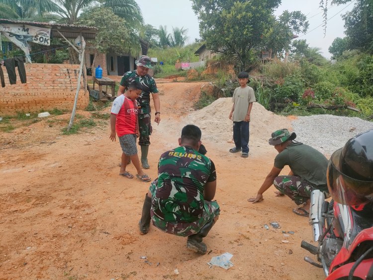 Main Kelereng Jadi Jembatan Keakraban Satgas TMMD ke-127 Kodim 0301/Pekanbaru dengan Anak-anak di Kelurahan Tuah Negeri