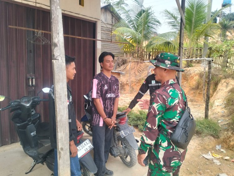 Satgas TMMD ke-127 Kodim 0301/Pekanbaru Gelar Komsos, Tingkatkan Kekompakan dengan Pemuda Tuah Negeri