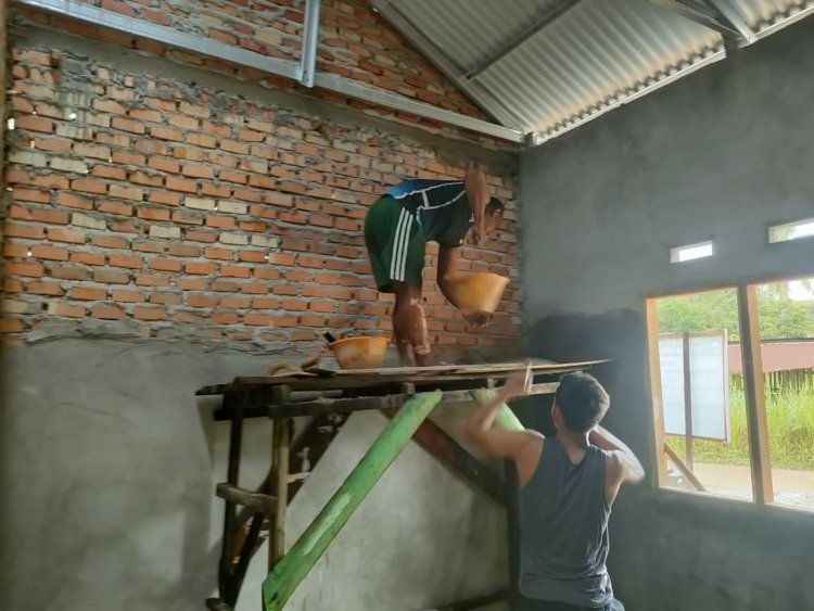 Tetap Semangat Saat Ramadhan, Satgas TMMD ke-127 Kodim 0301/Pekanbaru Gesa Plaster Dalam Rumah Anismar di Kelurahan Tuah Negeri, Progres 69 Persen