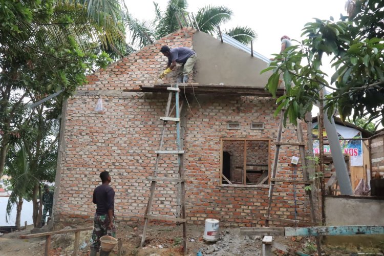 Bakti di Bulan Ramadhan, Satgas TMMD ke-127 Kodim 0301/Pekanbaru Percepat Pembangunan Rumah Yudarfis