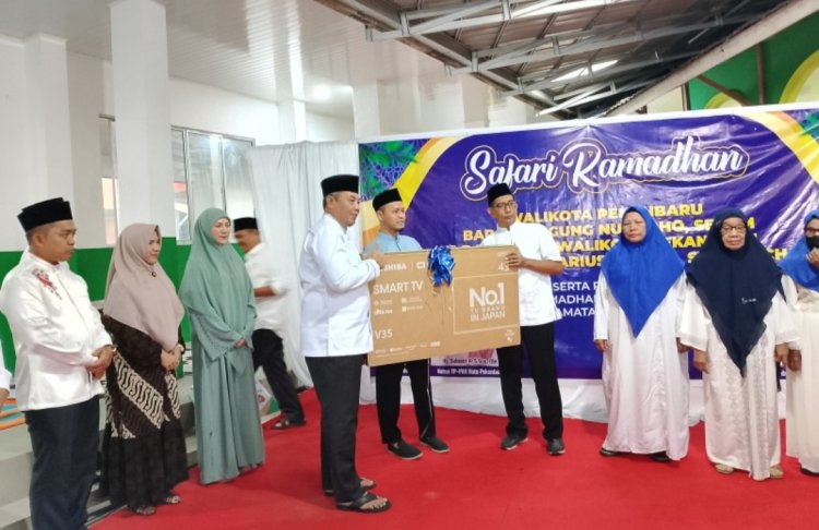 Wako Pekanbaru Agung Nugroho  Serahkan Rp100 Juta hingga Smart TV Plus Jaringan Internet Gratis di Safarai Ramadan Perdana