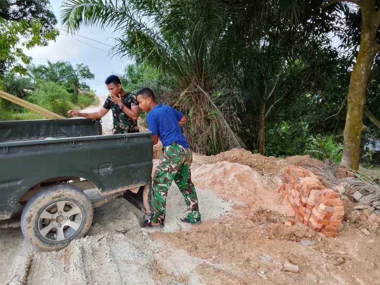 Percepat Pembangunan di Kelurahan Tuah Negeri, Satgas TMMD ke-127 Kodim 0301/Pekanbaru Kerahkan Mobil Dinas untuk Distribusi Logistik