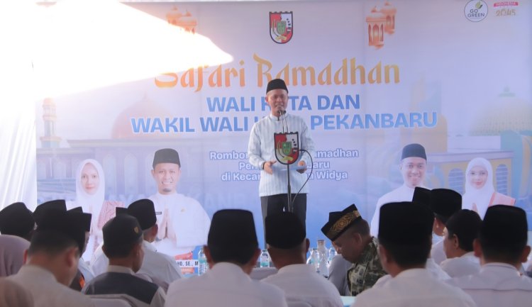 Wako dan Wawako Pekanbaru Safari Ramadan ke Kecamatan Binawidya, Serahkan Bantuan Pembangunan Masjid Al Ikram Rp100 juta