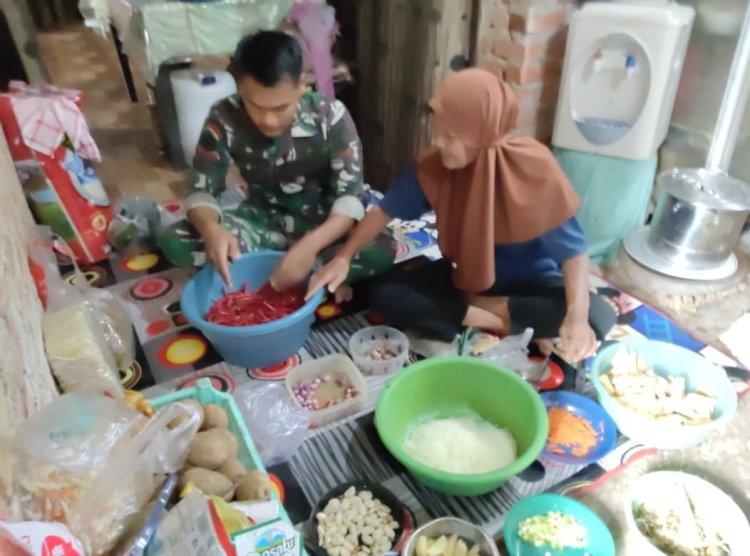Bantu Siapkan Takjil, Satgas TMMD Ke-127 Kodim 0301/Pekanbaru Rajut Keakraban dengan Warga Kelurahan Tuah Negeri