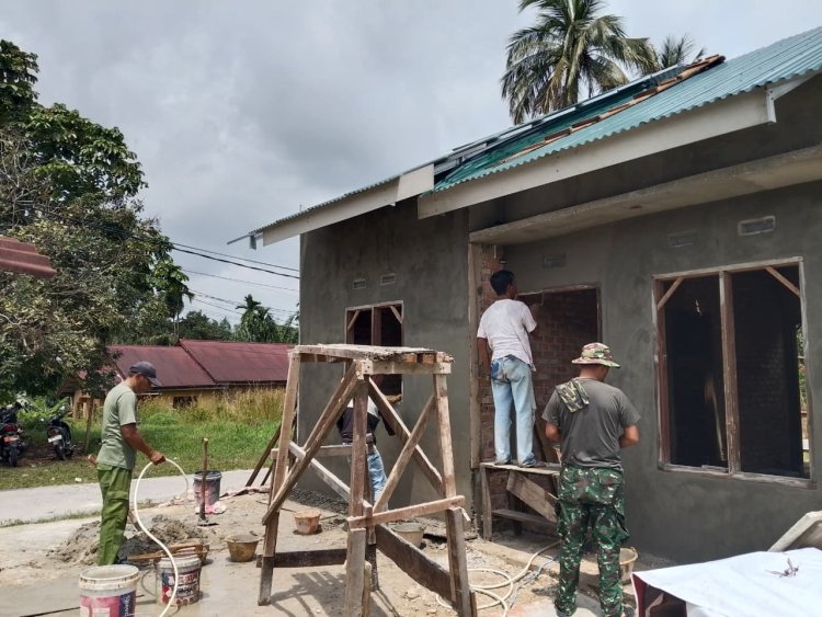 Progres Pembangunan Rumah Saudi Alfa Seri 74 Persen, Satgas TMMD Ke-127 Kodim 0301/Pekanbaru Plester Dinding