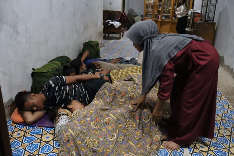 Satgas TMMD ke-127 Kodim 0301/Pekanbaru di Beristirahat di Rumah Warga Tuah Negeri, Imayenis Jadi Ibu Asuh Prajurit TNI