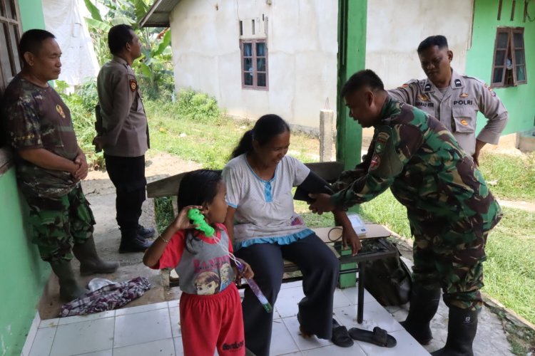 Ibu-ibu Antusias Ikut Cek Tensi, Satgas TMM ke-127 Kodim 0301/Pekanbaru Dekatkan Layanan Kesehatan ke Warga Kelurahan Sialang Sakti