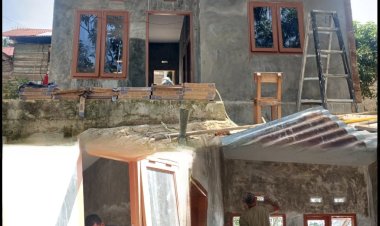 Progres RTLH Capai 83 Persen, TMMD ke-127 Kodim 0301/Pekanbaru Cat Jendela dan Pintu Rumah Yudarfis