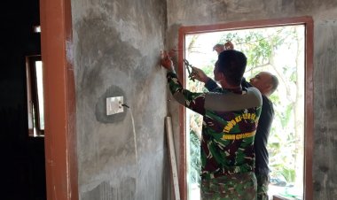 Satgas TMMD ke-127 Kodim 0301/Pekanbaru Pasang Instalasi Listrik RTLH Yudarfis di Sialang Sakti