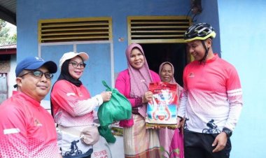 Bersepeda, Bupati dan Wakil Bupati Kampar Salurkan Paket Sembako Untuk Warga Kurang Mampu
