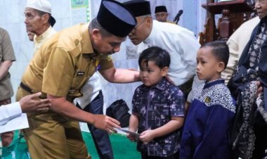 Safari Ramadan di Sungai Tonang, Bupati Kampar Jemput Aspirasi Hingga Berbagi